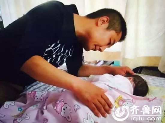 焦守嶺看護著剛降臨的小家伙