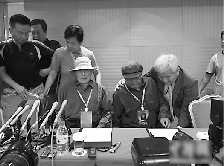 1日，三位中國(guó)勞工代表在北京與三菱綜合材料公司簽署了協(xié)議。 中新社發(fā)