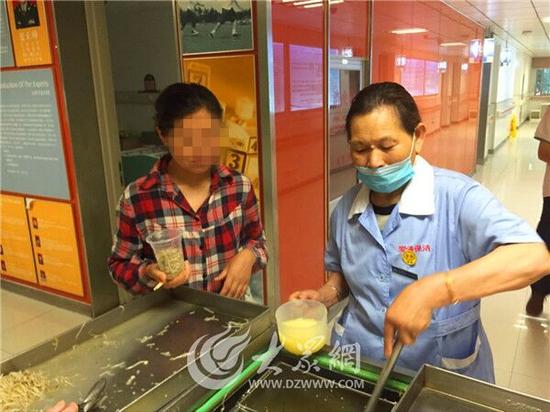 食堂工作人員給劉某燕盛稀飯,特意多加了一勺。