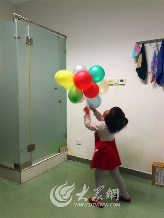六一儿童节医院送给大双的一束气球，成了大双最喜欢的玩具。