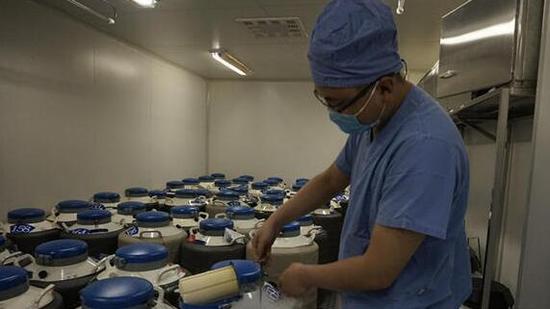 這樣的液氮儲存器，可以存放數千胚胎。