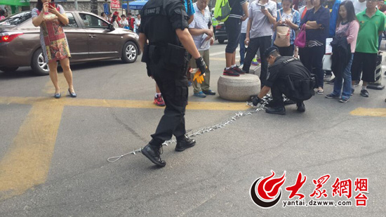 為保證考生安全,特警在煙臺二中考場門口放置阻車釘