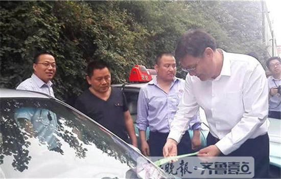 王文濤來到濟南一中高考考點。齊魯壹點 記者 杜洪雷 攝