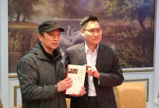 马千里向孔子第79代嫡孙孔垂长赠送他的摄影专集《见贤思齐——千里眼中的孔子后裔》