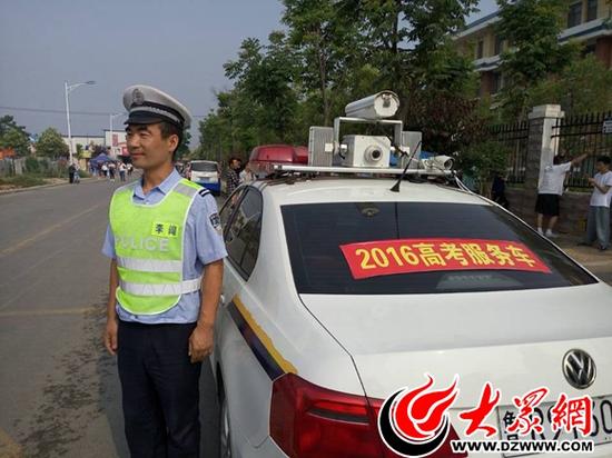 交警開上帶路服務車帶考生回家取證，來回三公里，15分鐘取回