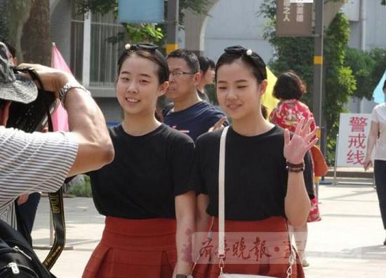 6月6日下午,來自山東省文化藝術學校的雙胞胎姐妹花李怡翡、李怡翠在同學的陪伴下來到山師附中考區看考點,讓她們高興的是,姐妹倆竟被分到了同一考場內考試。齊魯晚報·齊魯壹點記者 左慶 攝