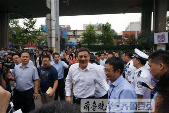 王文濤來到濟南一中高考考點。齊魯壹點 記者 杜洪雷 攝