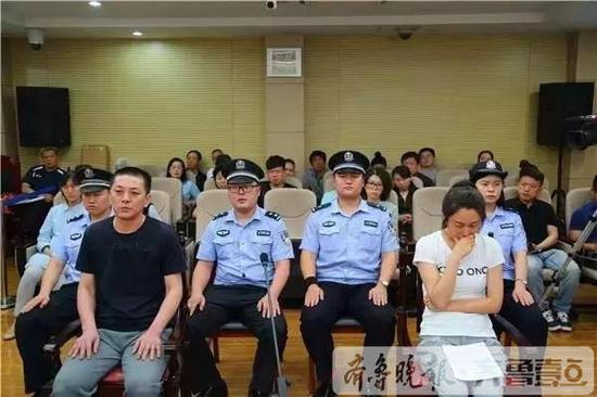 馮建國和妻子李娜在庭審現(xiàn)場。歷下區(qū)法院供圖