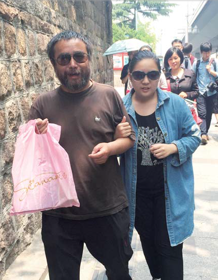 張文杰在父母的陪伴下走出考場