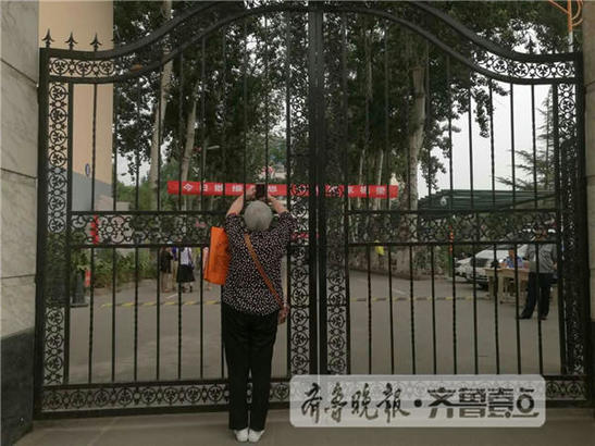 7日上午開考后,已經看不到孫子的李桂榮遲遲不愿離開,她想拍下考場內的照片,以作留念。齊魯壹點 記者 魏新麗 攝