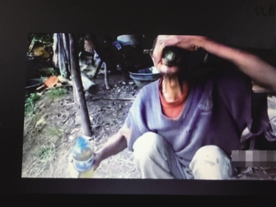 老人喝燃油視頻截圖