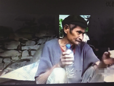 老人喝燃油視頻截圖