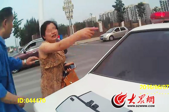 女司機大罵對方“不得好死”。