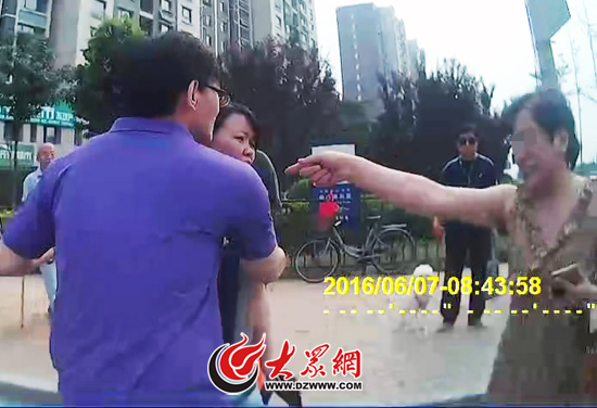 女司機覺得自己負全責委屈,情緒激動的罵對方“你會遭報應的。”
