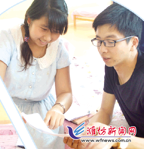 女孩寫(xiě)下了家人的名字,并給幫助她的葉文達(dá)看。