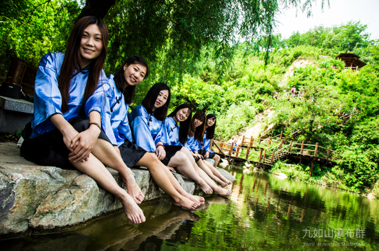 身着民国校服的女生们在九如山赤脚戏水,印刻最美年华.