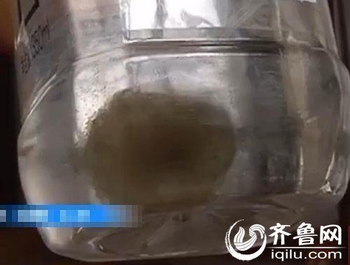 潤音蘇打水中出現一團黃色漂浮物。(視頻截圖)