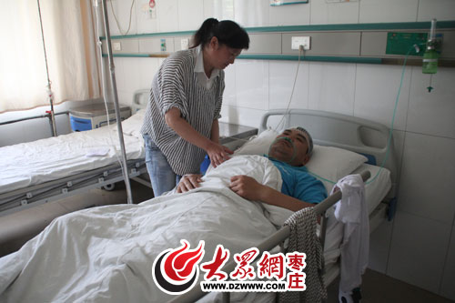 鮑先生被打后，江女士家、醫(yī)院兩邊跑