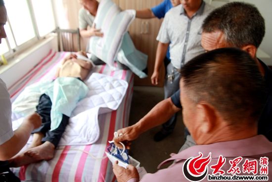 村民們幫忙搬運老人換房