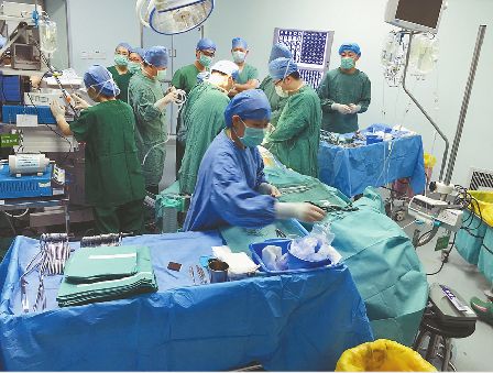 14日下午,一男子在长清工地上坠落,被竖立的钢筋贯穿下体、腹部、胸部、口腔、鼻腔、脑部等部位。齐鲁医院出动30名各科专家联合手术,15日凌晨将钢筋从其体内顺利取出,男子奇迹生还。 通讯员供图