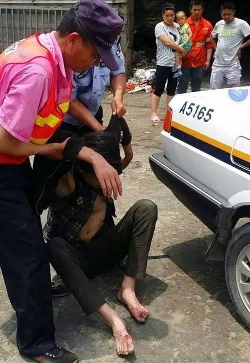 小陈一下车,虚弱地瘫倒在地