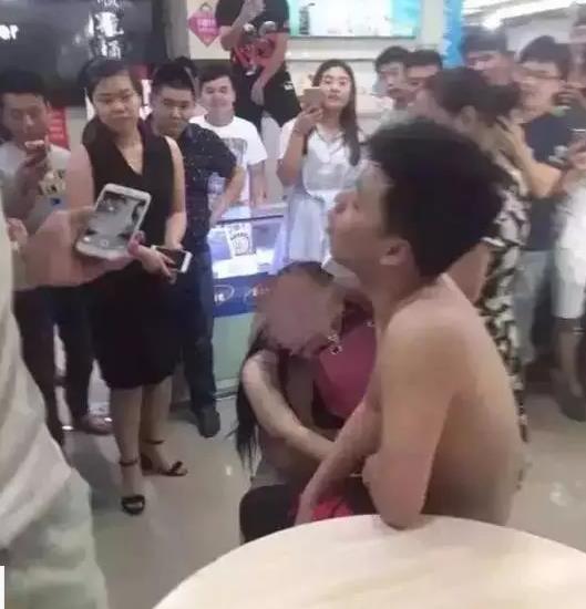 女孩赤裸上身要退貨