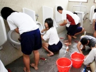 喝廁所水（網絡資料圖）