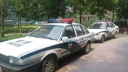 警方赶到现场勘查。