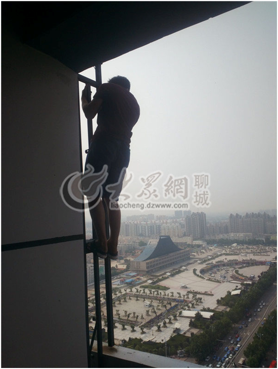 地下就是繁華的鬧市區。