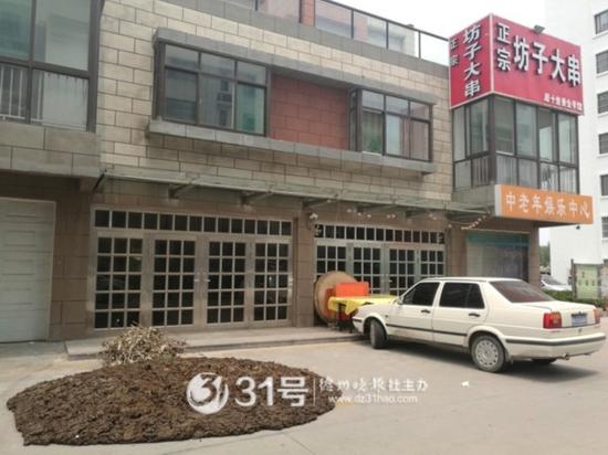 张女士将一车动物粪便堆放在了自己门口,隔壁是宁先生的烧烤店
