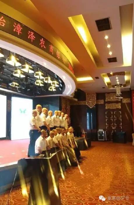 同一場(chǎng)合還有不少男子被剃光頭。