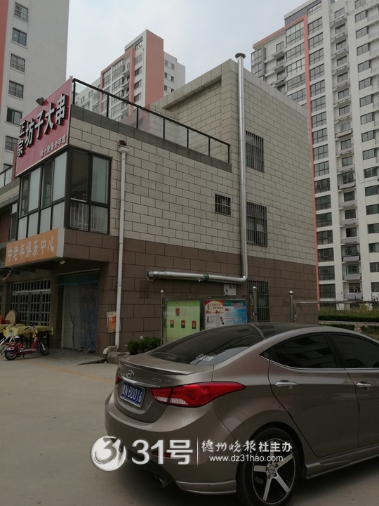 烧烤店北侧的排烟管道从一楼直通三楼楼顶