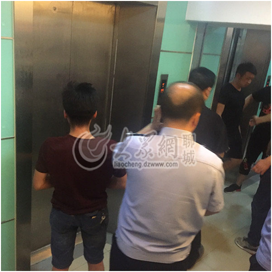 該男子被民警成功救下。