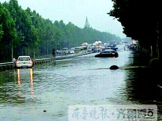 6月21日，济南东城下起暴雨，傍晚有汽车被困水中。据齐鲁壹点壹粉“雪景往事”