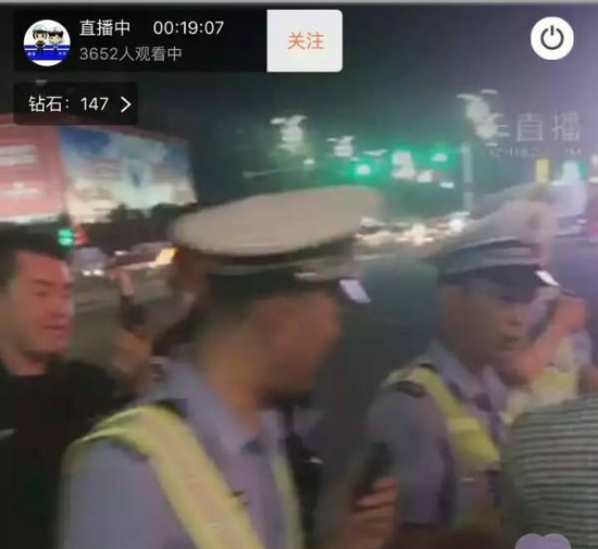 20日,濰坊交警直播執法現場。齊魯晚報·齊魯壹點 記者 張焜 截圖