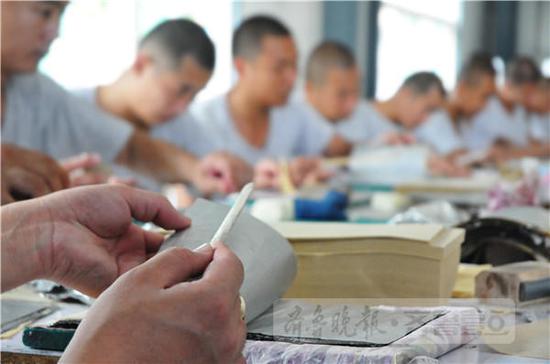 做手工勞動,培養學員耐心。 齊魯晚報·齊魯壹點記者 張曉科攝
