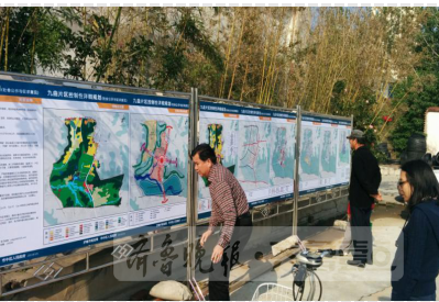 市民正在觀看規劃圖。(濟南市規劃局供圖)