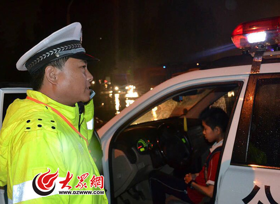 交警李行聯(lián)系被困學(xué)生的父母,將孩子安全交到家長手中