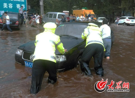 交警幫市民推出拋錨熄火的車輛