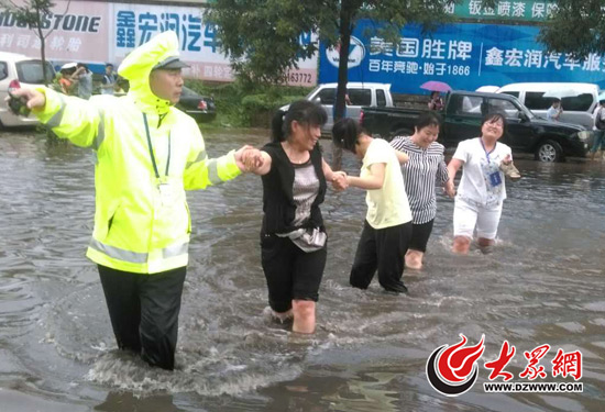 歷城交警引導(dǎo)市民涉水過馬路