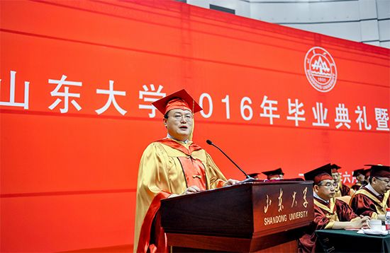 張榮在山東大學本科生畢業典禮上講話 攝影 楊云雷 劉夢冬