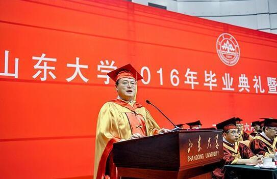 張榮在山東大學本科生畢業典禮上講話。