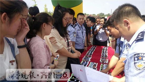 返还赃物现场,如此多的手机让人吃惊!　(警方供片)