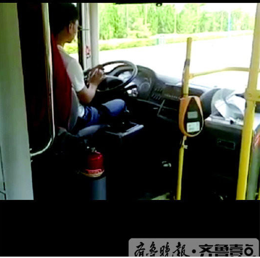 公交司機一邊看手機一邊開車，還點開了一個紅包。（視頻截圖）