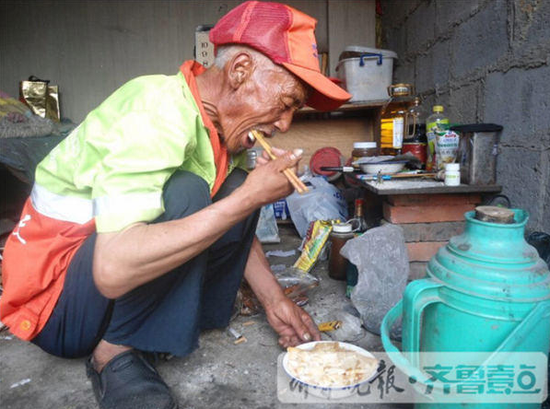趙紀開在租住的陋室中吃飯,屋中甚至沒有餐桌。