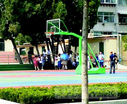 塑膠跑道不是全部有毒,預(yù)制型、全塑型、復(fù)合型、透氣型是常見的幾種類型,其中滲水型塑膠是最容易出問題的。(齊魯晚報·齊魯壹點(diǎn)記者 趙興超 攝)