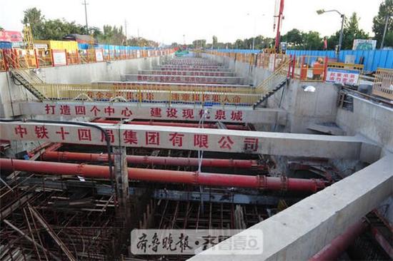 R1是濟南最早啟動施工的地鐵線路,圖為王府莊站施工現(xiàn)場。(資料片)齊魯晚報·齊魯壹點記者 周青先/攝