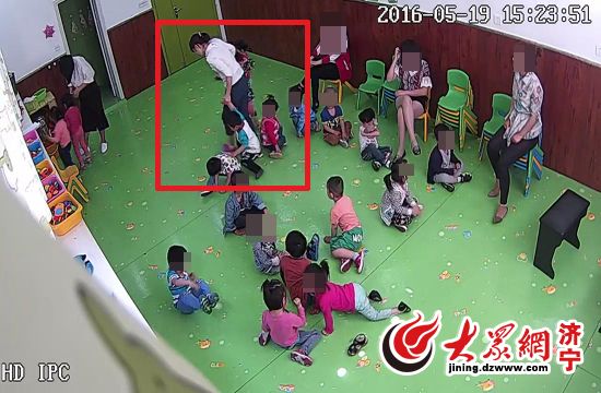 一名老師欲將孩子拖進廁所里(監(jiān)控截圖)
