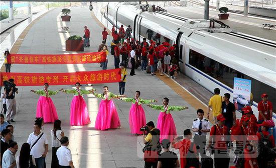 乘车高铁旅游专列的游客们登车