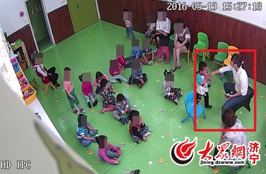 孩子哭著走向老師尋求安慰,老師多次將孩子推開(監(jiān)控截圖)
